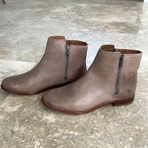 Frye 8.5 Carly Double Zip Bootie Grey
